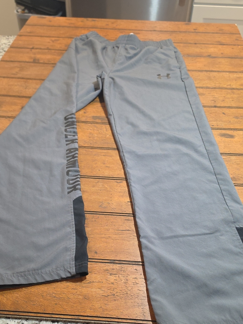 Under Armour Men’s Light Gray Athletic Joggers with Black Accent